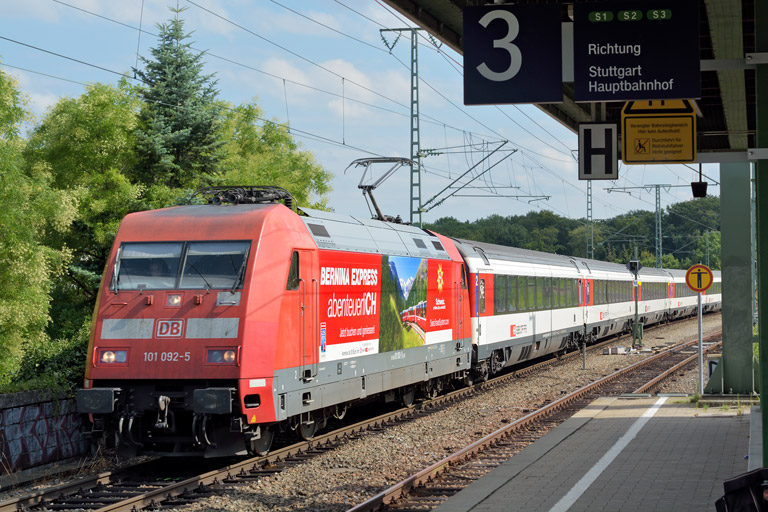 101 092 mit IC 186 bei km 16,8 (August 2015)