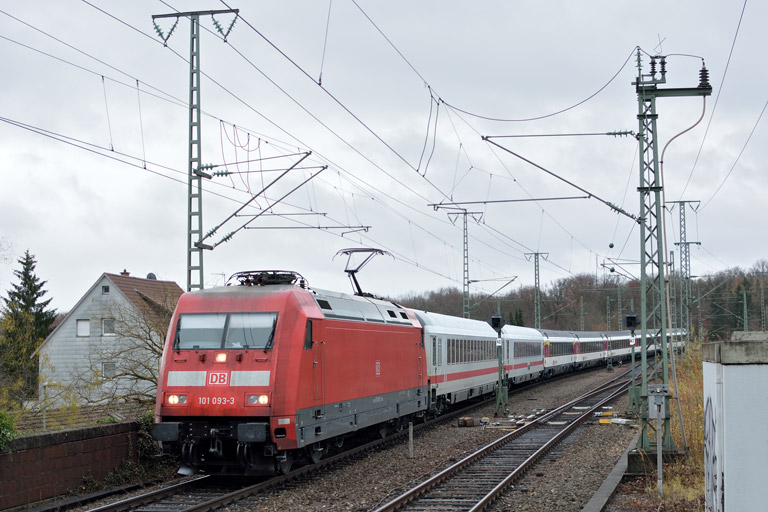 101 093 mit IC 280 bei km 16,8 (November 2015)