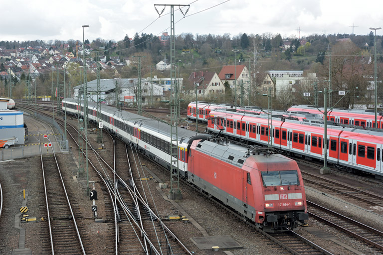 101 094 mit IC 282 bei km 16,0 (April 2015)