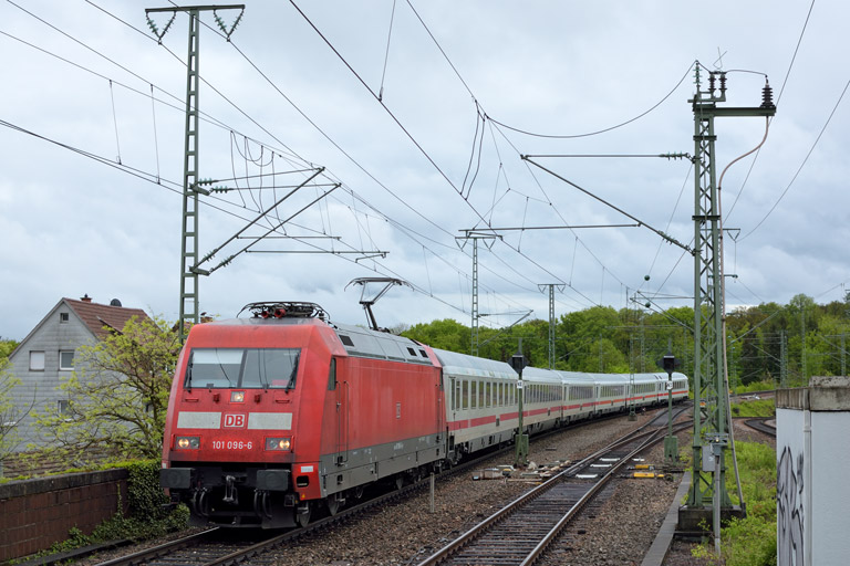 101 096 mit IC 2546 bei km 16,8 (Mai 2015)