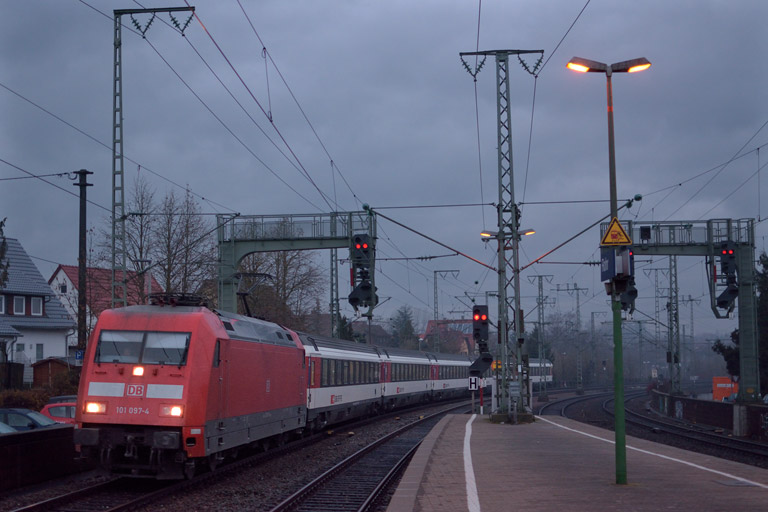 101 097 mit IC 281 bei km 16,6 (Dezember 2015)