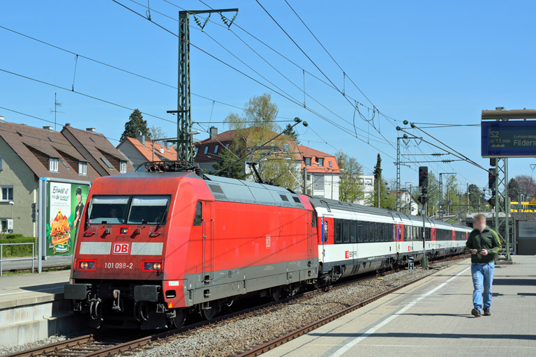 101 098 mit IC 185 bei km 15,6 (April 2015)