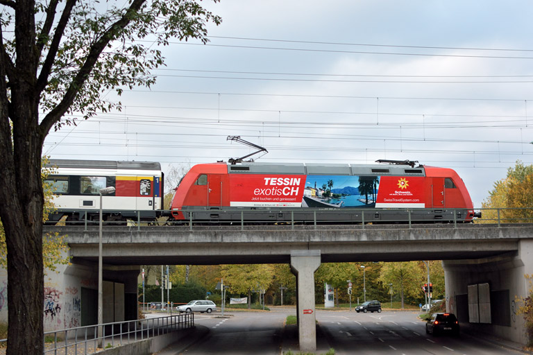101 100 mit IC 184 bei km 16,4 (Oktober 2015)