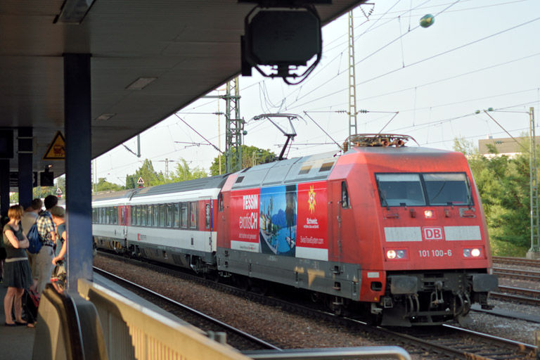 101 100 mit IC 285 bei km 15,6 (Juli 2015)