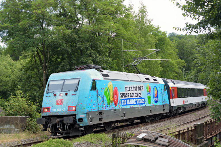 101 102 mit IC 186 bei km 11,2 (Juli 2015)