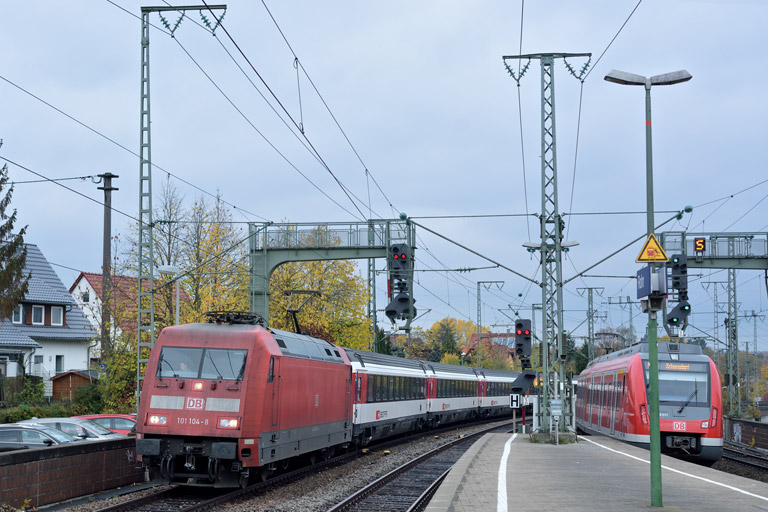 101 104 mit IC 2563 bei km 16,6 (Oktober 2015)