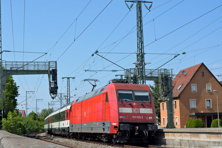 101 106 mit IC 285 bei km 16,8 (Juli 2015)