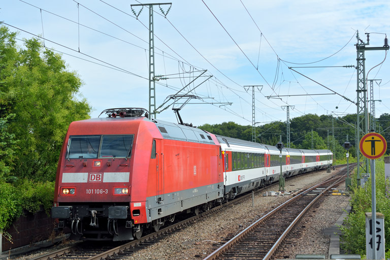 101 106 mit IC 186 bei km 16,8 (Juli 2015)