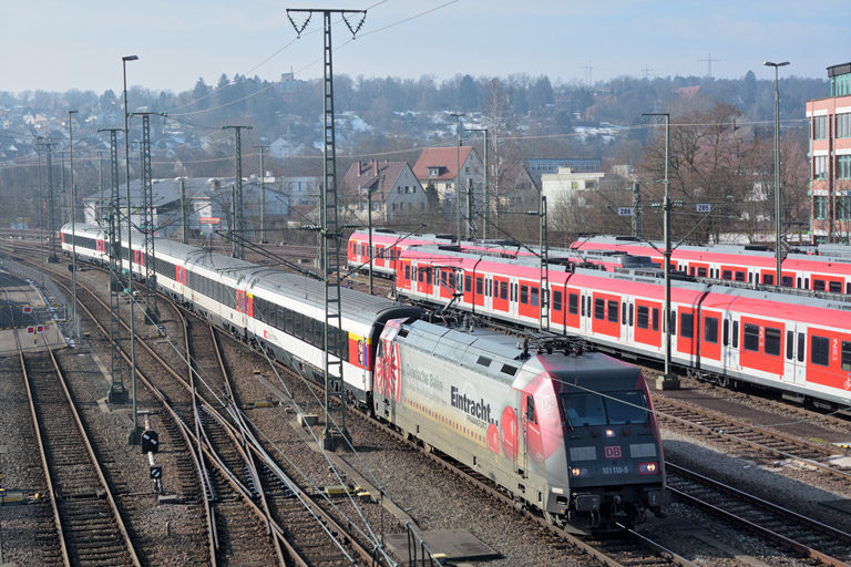 101 110 mit IC 282 bei km 16,0 (Februar 2015)
