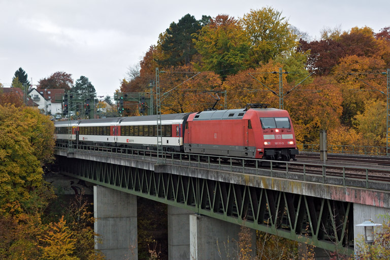 101 111 mit IC 186 bei km 14,6 (Oktober 2015)