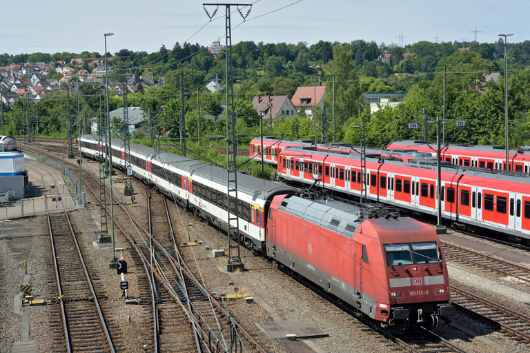 101 113 mit IC 282 bei km 16,0 (Juli 2015)