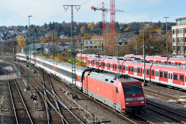 101 115 mit IC 282 bei km 16,0 (November 2015)