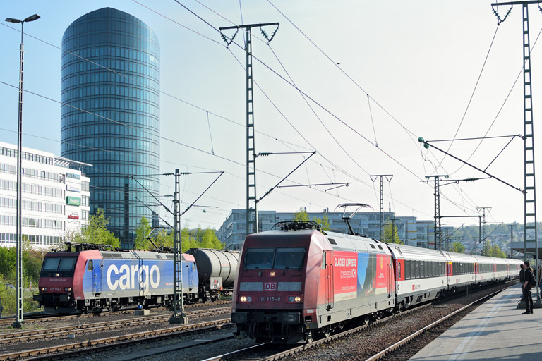 101 118 mit IC 184 und 482 018 bei km 15,6 (April 2015)