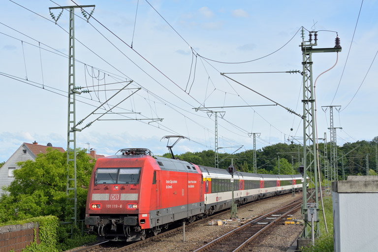 101 119 mit IC 184 bei km 16,8 (Mai 2015)