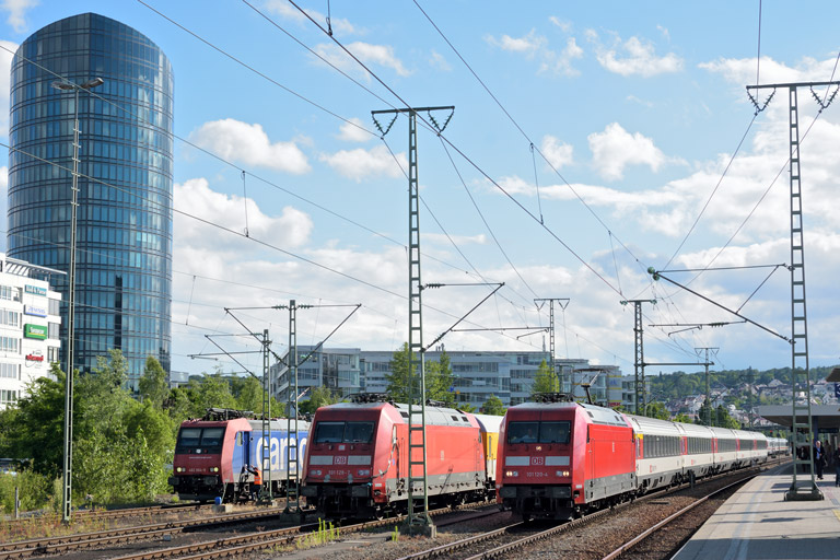 101 120 mit IC 185, 101 128 und SBB 482 004 bei km 15,6 (Juni 2015)