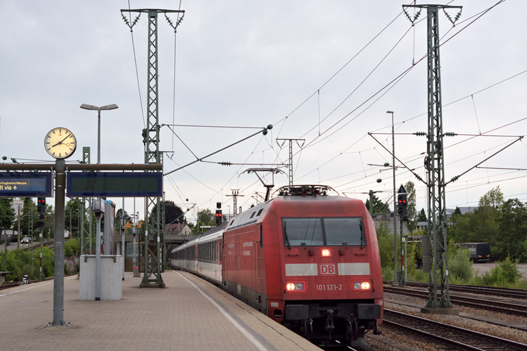 101 121 mit IC 285 bei km 15,6 (Juli 2015)