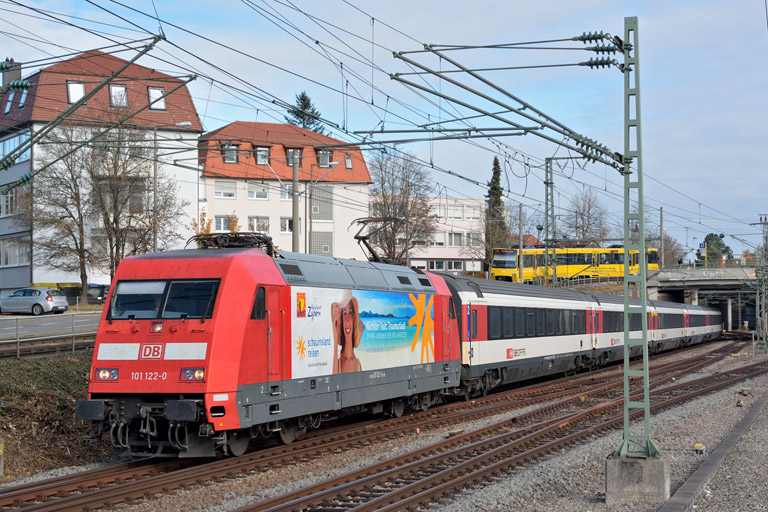 101 122 mit IC 185 bei km 14,4 (November 2015)