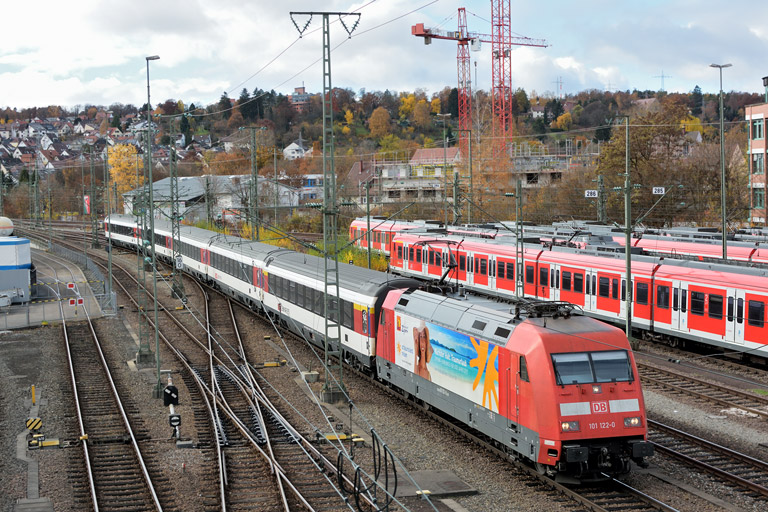 101 122 mit IC 282 bei km 16,0 (November 2015)