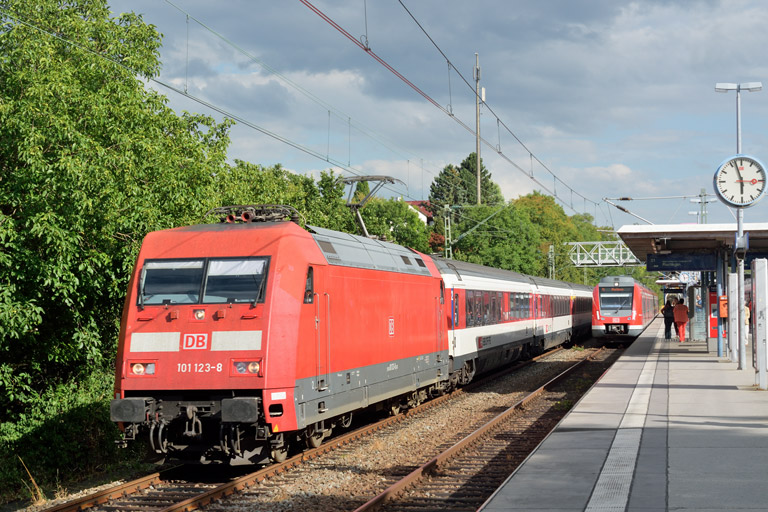 101 123 mit IC 184 bei km 14,0 (Juli 2015)