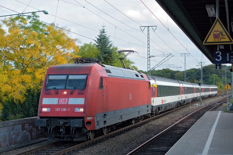 101 126 mit IC 184 bei km 16,8 (September 2015)