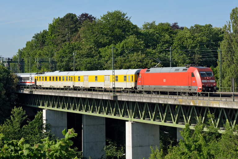 101 128 mit Mess-ST 92153 bei km 14,6 (Juni 2015)