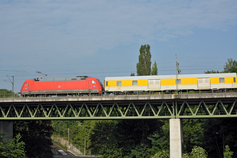 101 128 mit Mess-ST 93630 bei km 14,6 (Juni 2015)