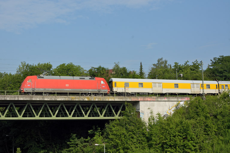 101 128 mit Mess-ST 93630 bei km 14,6 (Juni 2015)