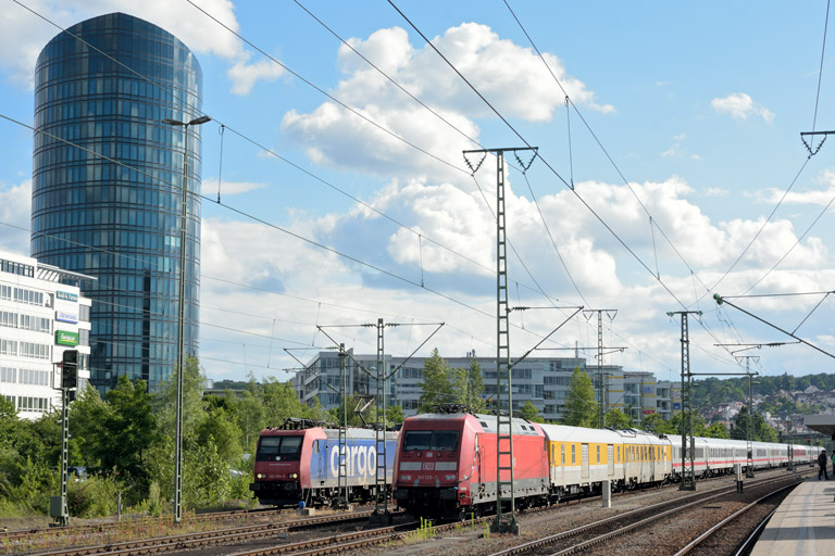 101 128 und SBB 482 004 bei km 15,6 (Juni 2015)