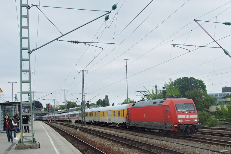 101 128 mit ST 93630 bei km 15,4 (Juni 2015)