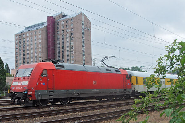 101 128 mit ST 93630 bei km 15,6 (Juni 2015)