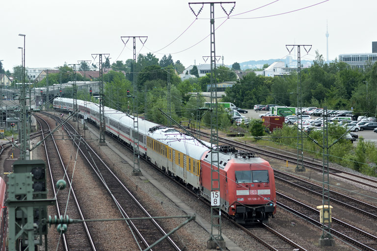 101 128 mit ST 93630 bei km 15,6 (Juni 2015)