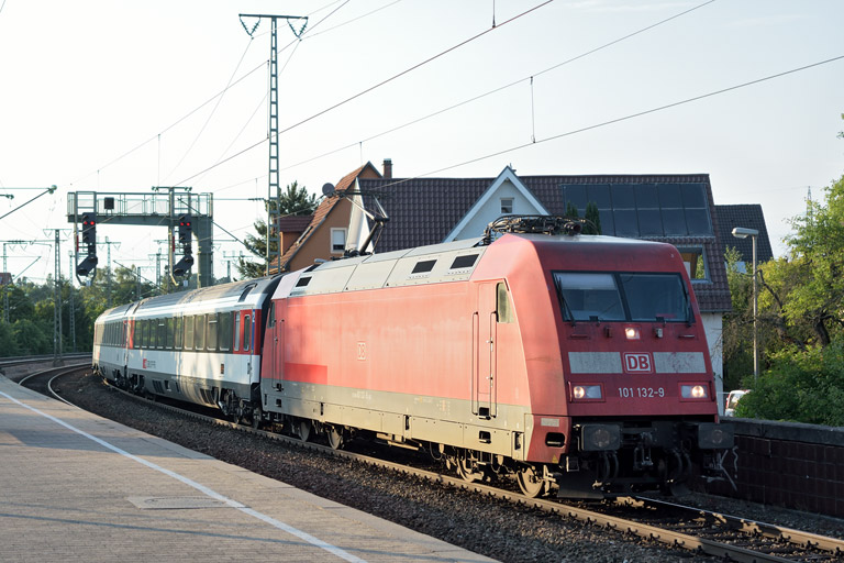 101 132 mit IC 285 bei km 16,8 (Juli 2015)