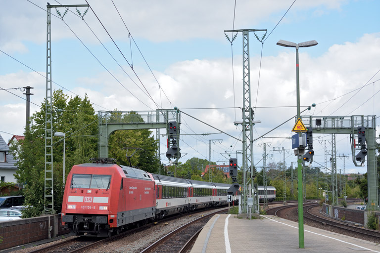 101 134 mit IC 185 bei km 16,6 (September 2015)