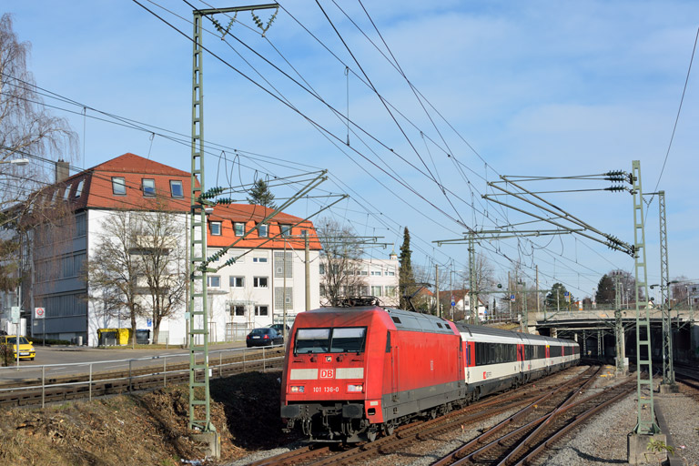 101 136 mit IC 185 bei km 15,4 (Dezember 2015)