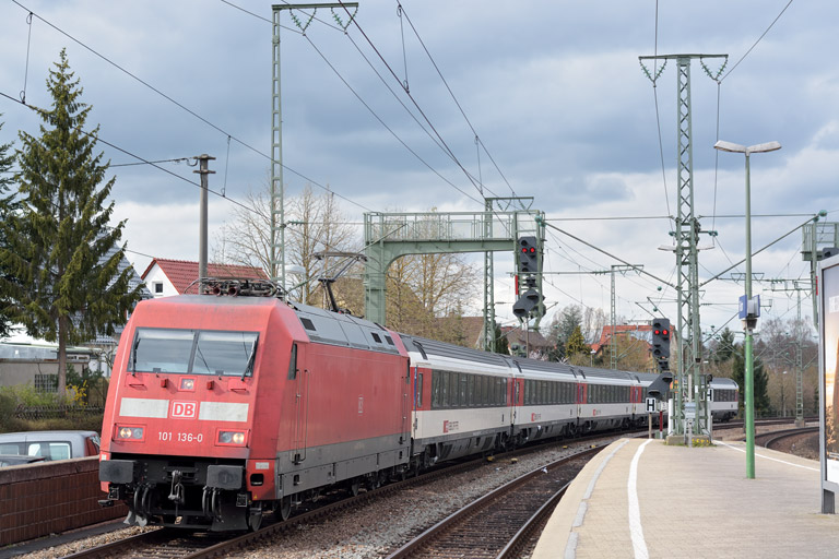 101 136 mit IC 281 bei km 16,6 (April 2015)