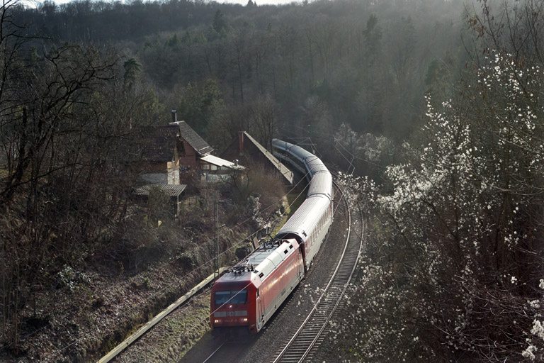 101 137 mit IC 186 bei km 11,0 (Februar 2015)