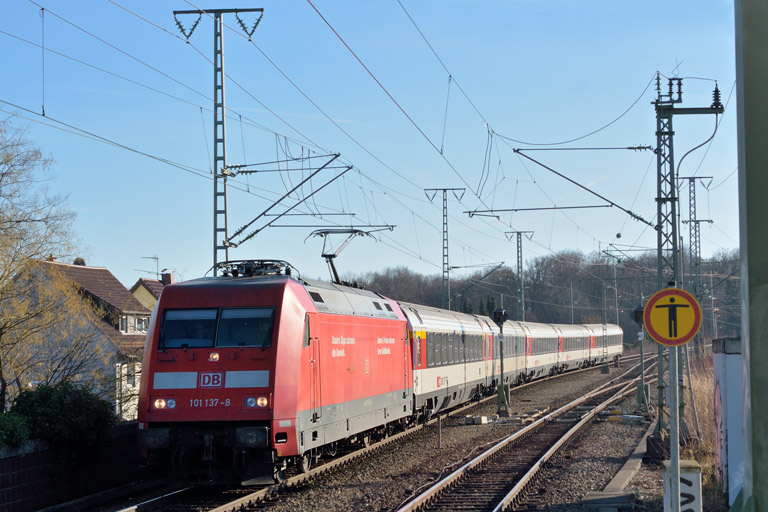 101 137 mit IC 280 bei km 16,8 (Dezember 2015)