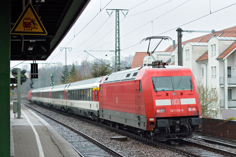 101 138 mit IC 2573 bei km 16,8 (April 2015)
