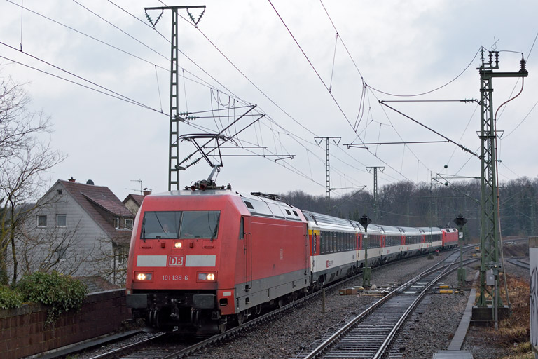 101 138 mit IC 2574 bei km 16,8 (April 2015)