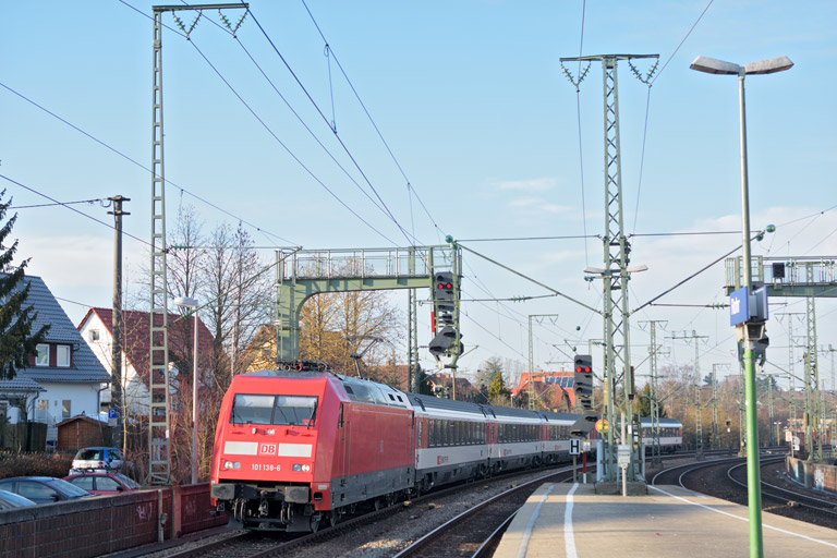 101 138 mit IC 281 bei km 16,6 (Februar 2015)