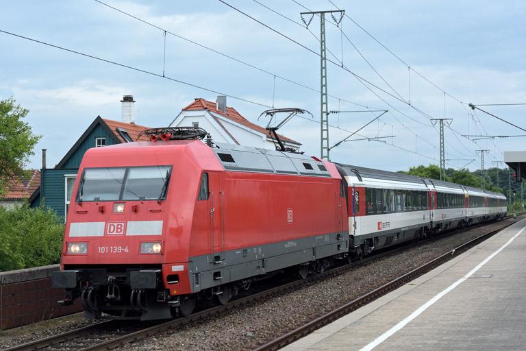 101 139 mit IC 184 bei km 16,8 (Juni 2015)