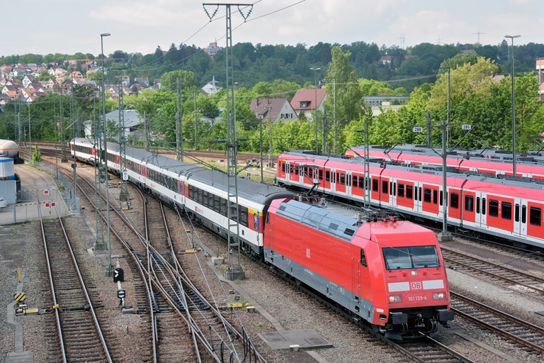 101 139 mit IC 282 bei km 16,0 (Mai 2015)