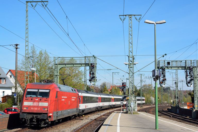 101 140 mit IC 183 bei km 16,6 (April 2015)