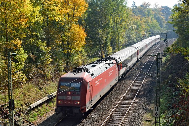 101 140 mit IC 282 bei km 11,8 (Oktober 2015)