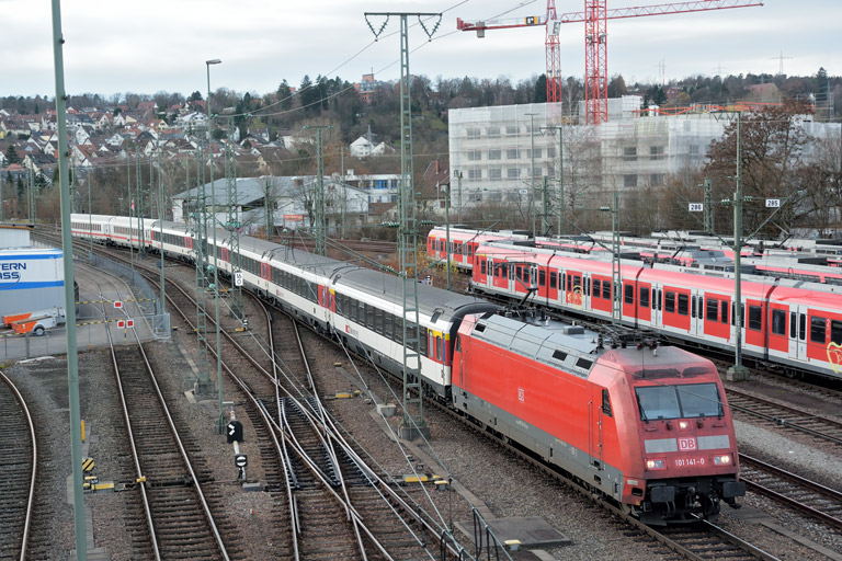 101 141 mit IC 282 bei km 16,0 (Dezember 2015)
