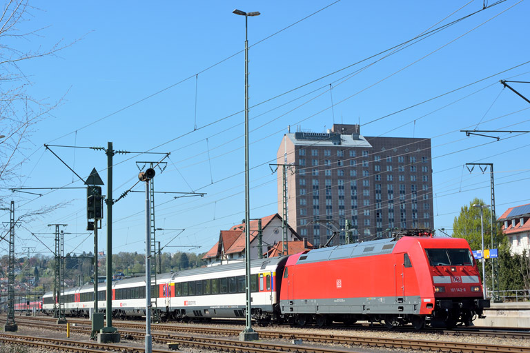 101 142 mit IC 282 bei km 15,6 (April 2015)