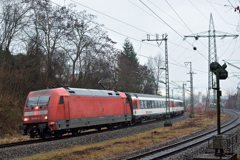 101 143 mit IC 187 bei km 17,4 (Dezember 2015)