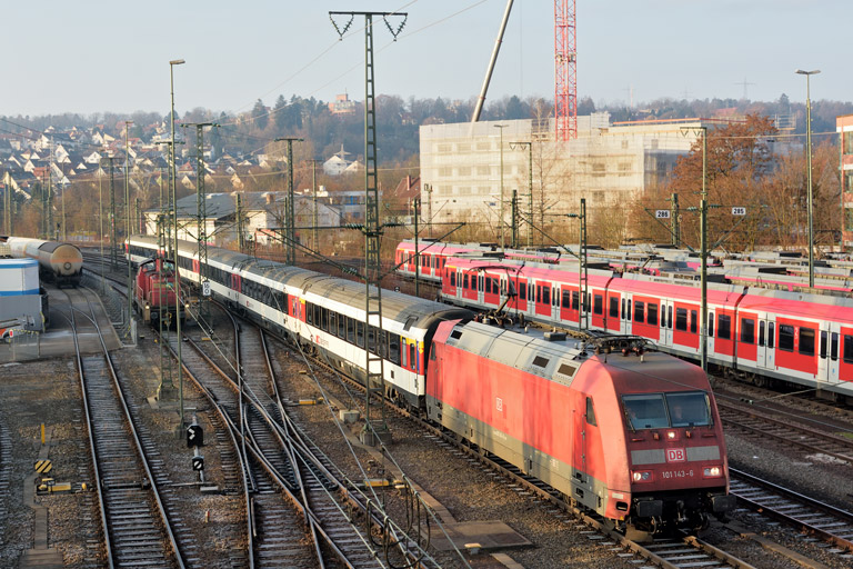 101 143 mit IC 284 bei km 16,0 (Dezember 2015)