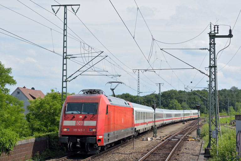 101 145 mit IC 2556 bei km 16,8 (Juni 2015)