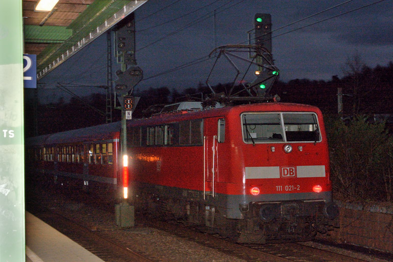 111 021 mit RB 19377 bei km 16,8 (Dezember 2015)